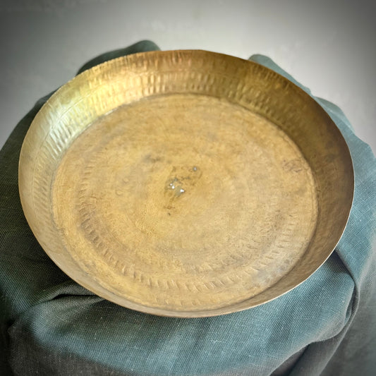 Vintage Hand-Hammered Brass Paraat