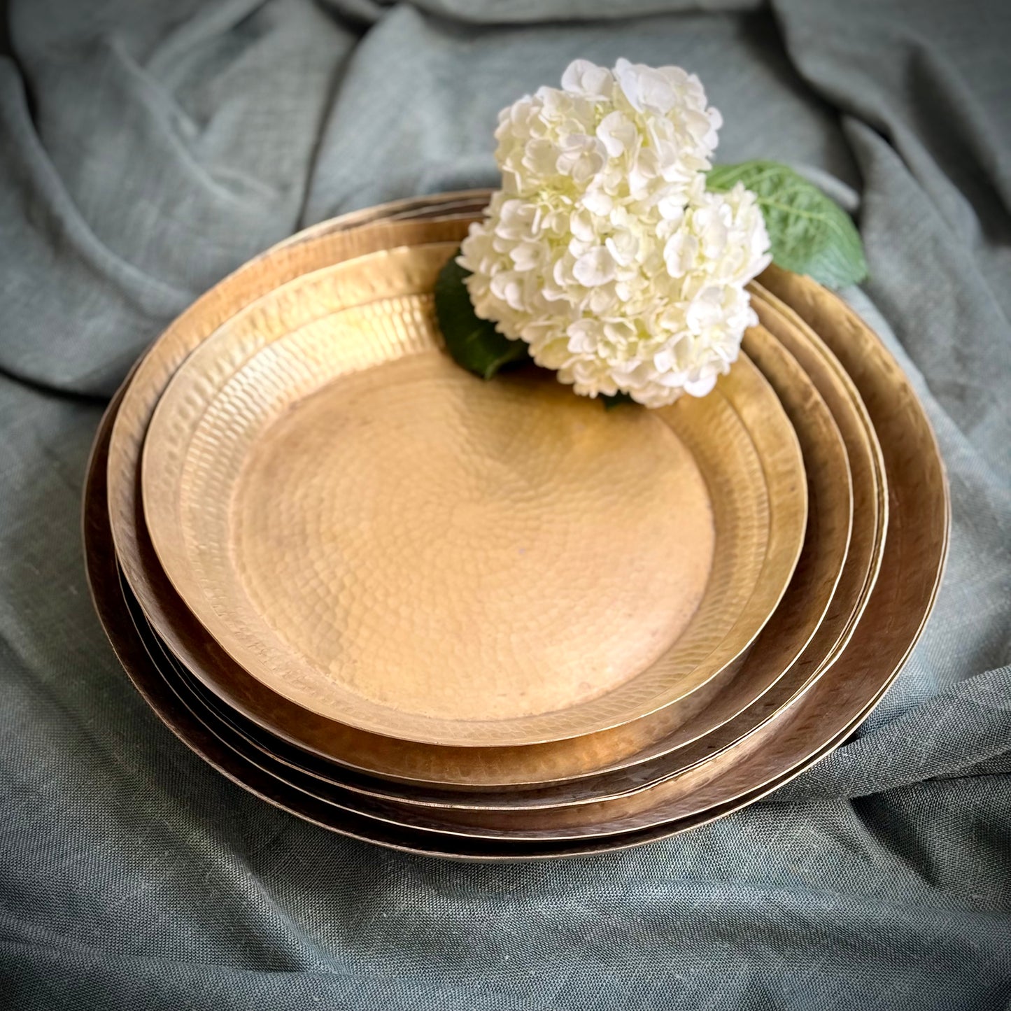 Vintage Hand-Hammered Brass Paraat