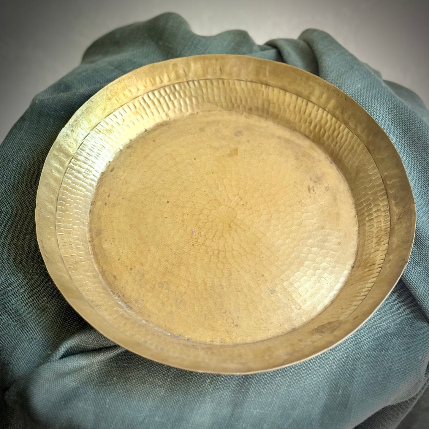 Vintage Hand-Hammered Brass Paraat