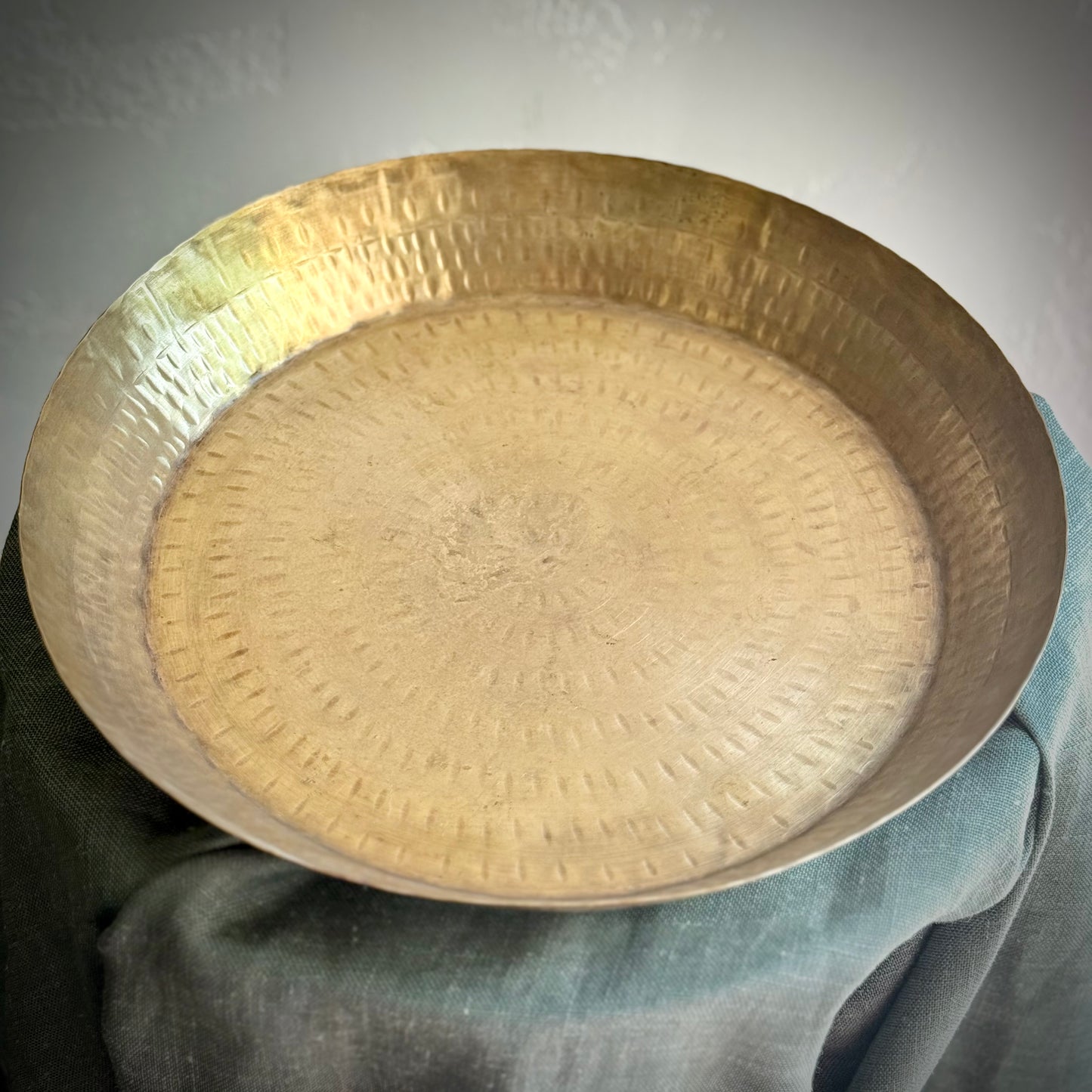 Vintage Hand-Hammered Brass Paraat